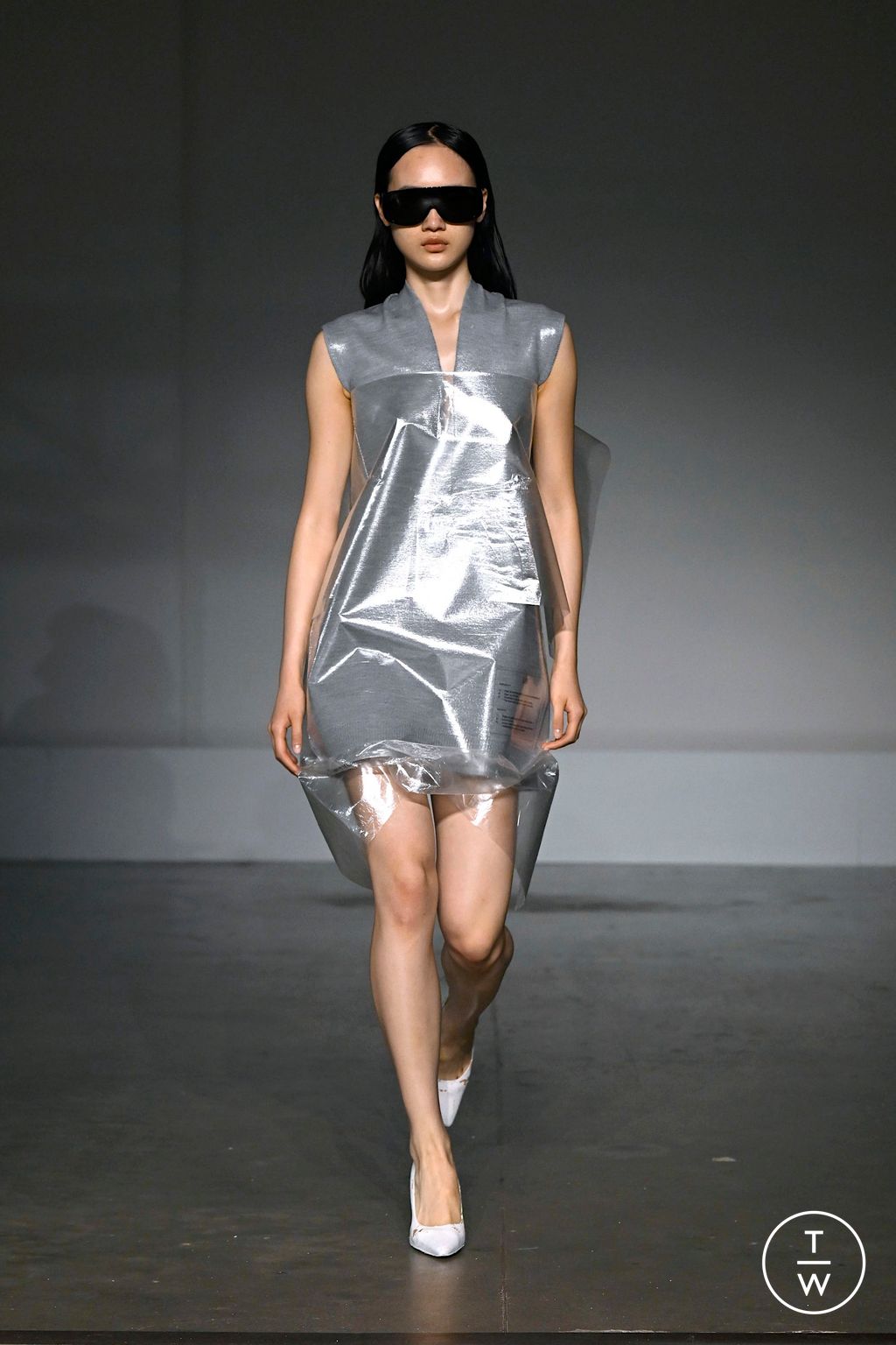 Fashion Week Milan Spring/Summer 2025 look 17 from the MM6 Maison Margiela collection womenswear