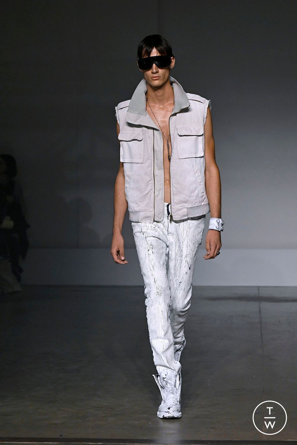 Fashion Week Milan Spring/Summer 2025 look 22 from the MM6 Maison Margiela collection womenswear