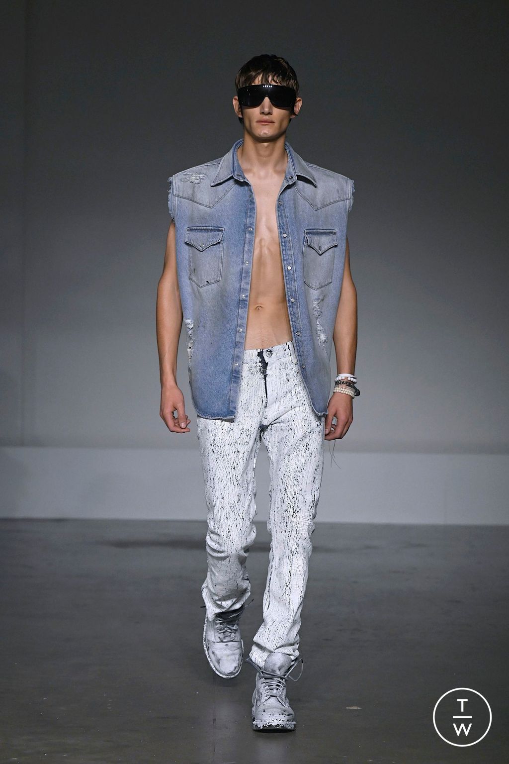 Fashion Week Milan Spring/Summer 2025 look 24 from the MM6 Maison Margiela collection womenswear