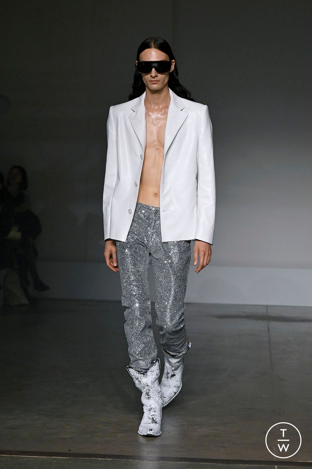 Fashion Week Milan Spring/Summer 2025 look 29 from the MM6 Maison Margiela collection womenswear
