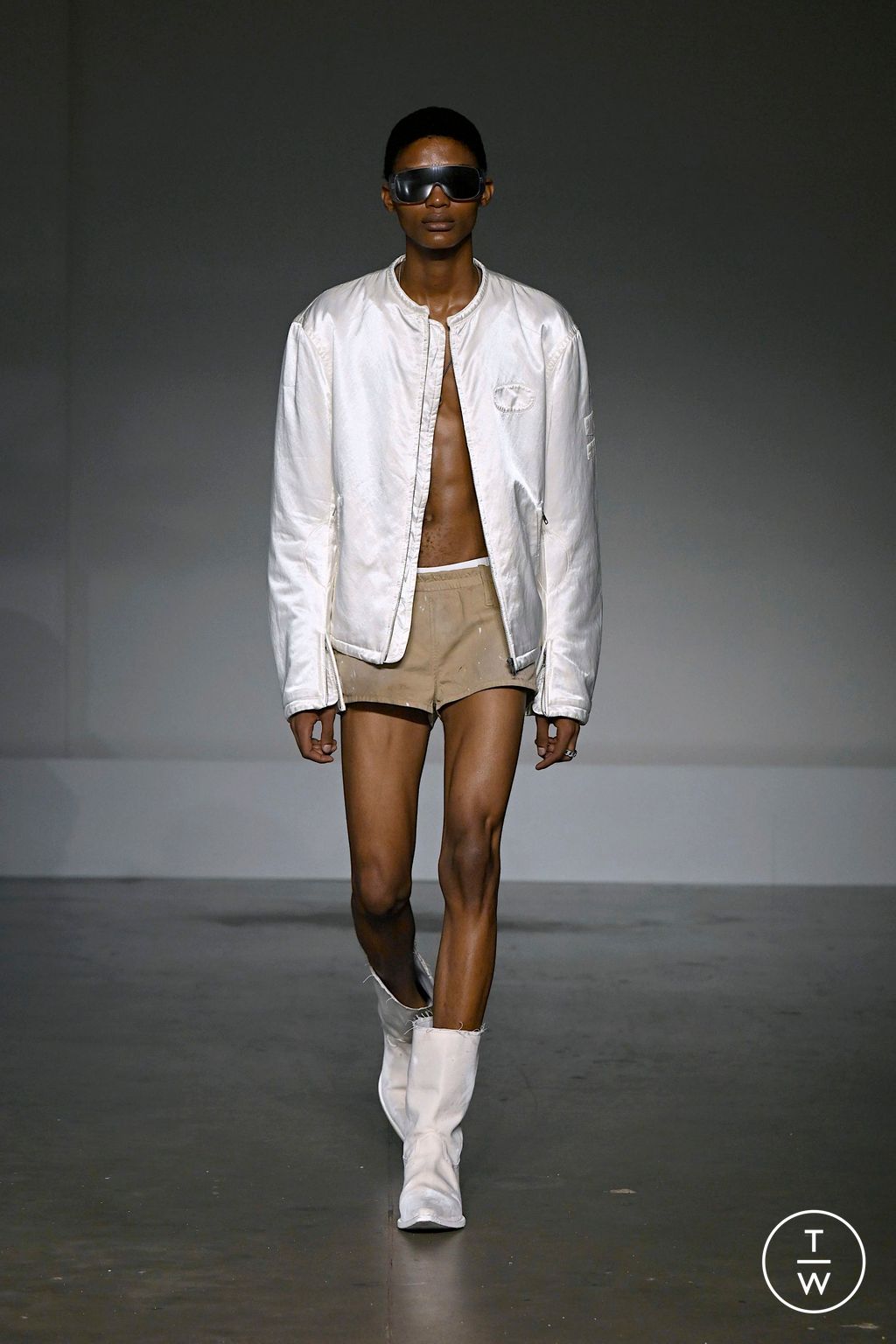 Fashion Week Milan Spring/Summer 2025 look 31 from the MM6 Maison Margiela collection womenswear