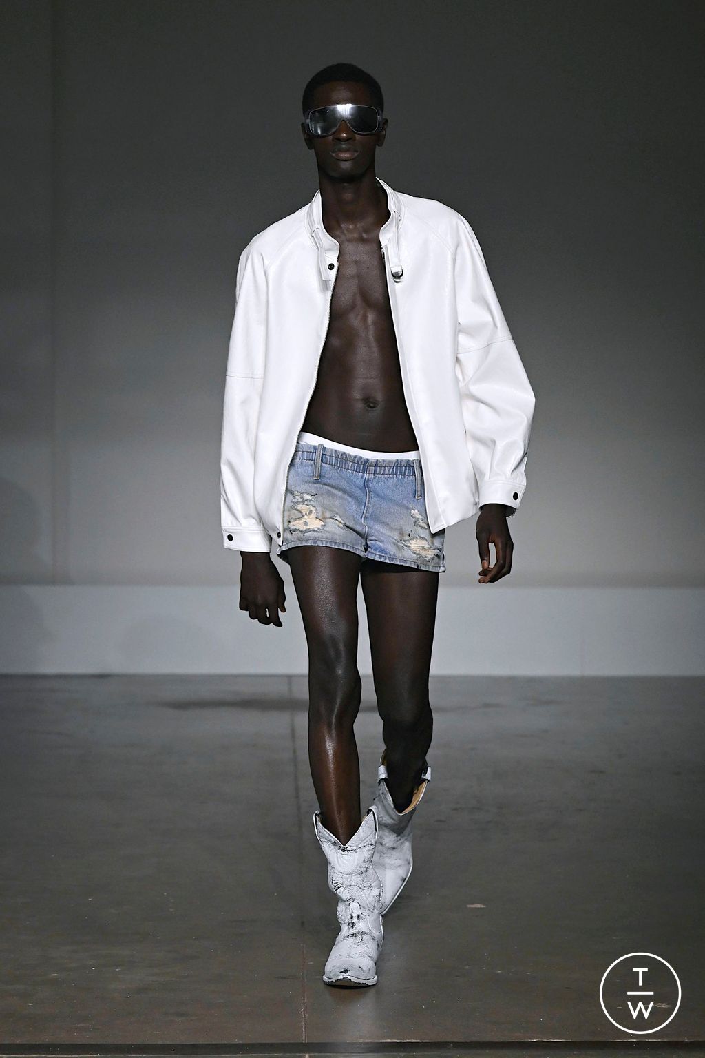 Fashion Week Milan Spring/Summer 2025 look 43 from the MM6 Maison Margiela collection womenswear