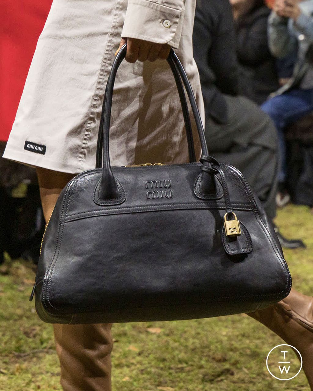 Fashion Week Paris Fall/Winter 2026 look 14 from the Miu Miu collection 女装配饰