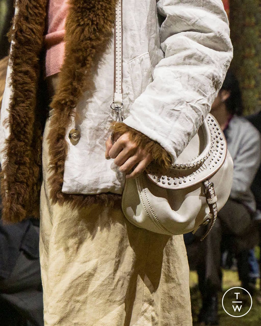 Fashion Week Paris Fall/Winter 2026 look 19 from the Miu Miu collection 女装配饰