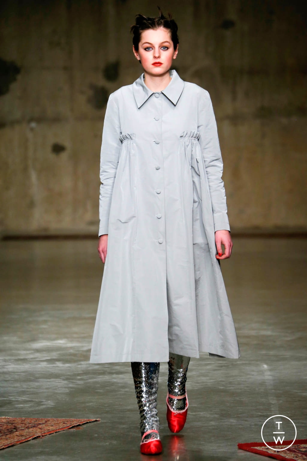 Fashion Week London Fall/Winter 2017 look 30 from the Molly Goddard collection 女装