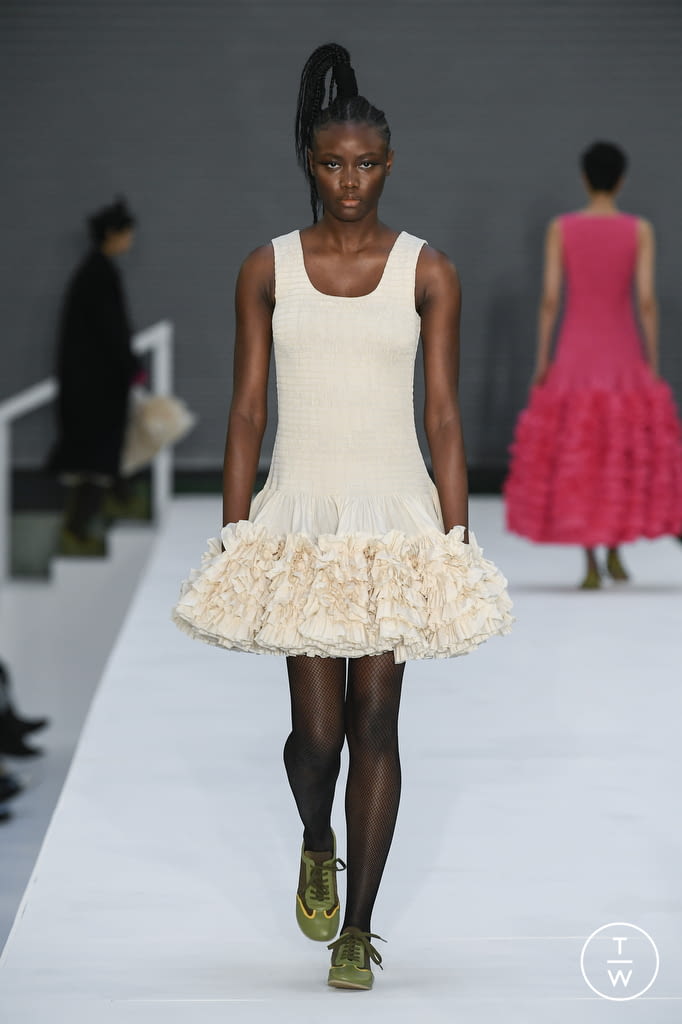 Fashion Week London Fall/Winter 2022 look 4 de la collection Molly Goddard womenswear