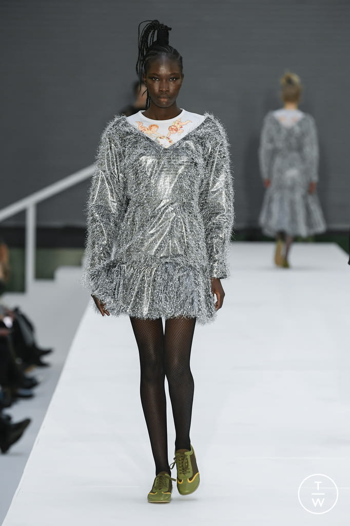 Fashion Week London Fall/Winter 2022 look 9 from the Molly Goddard collection 女装