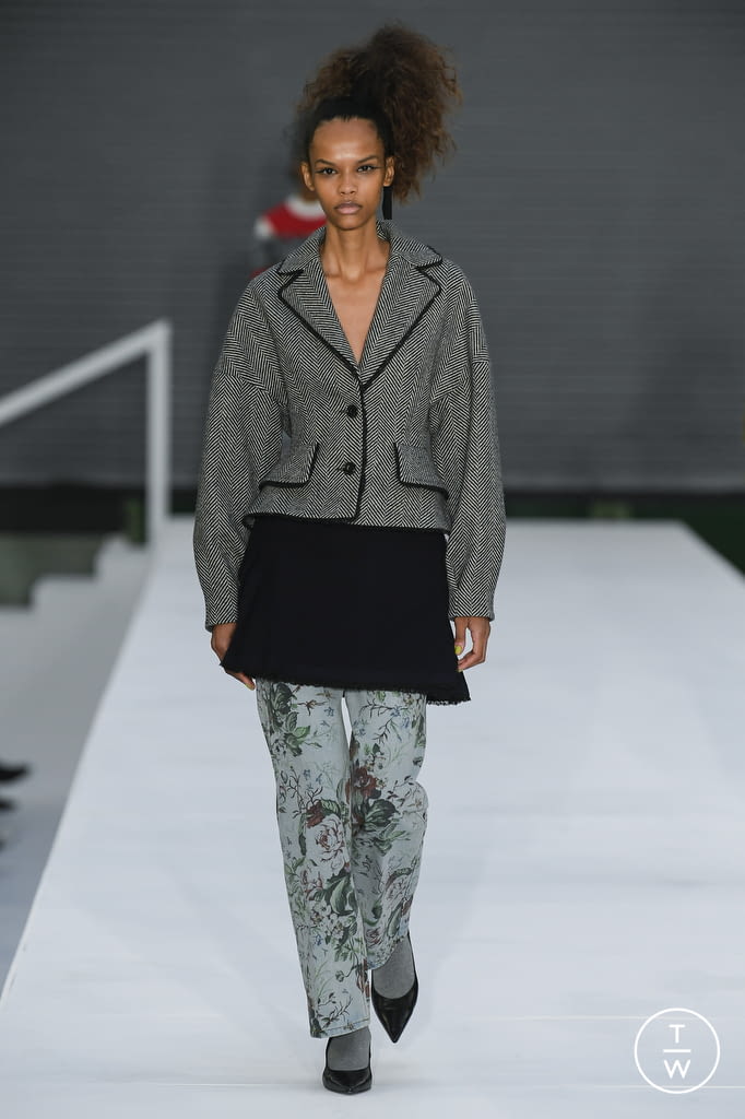Fashion Week London Fall/Winter 2022 look 22 from the Molly Goddard collection 女装