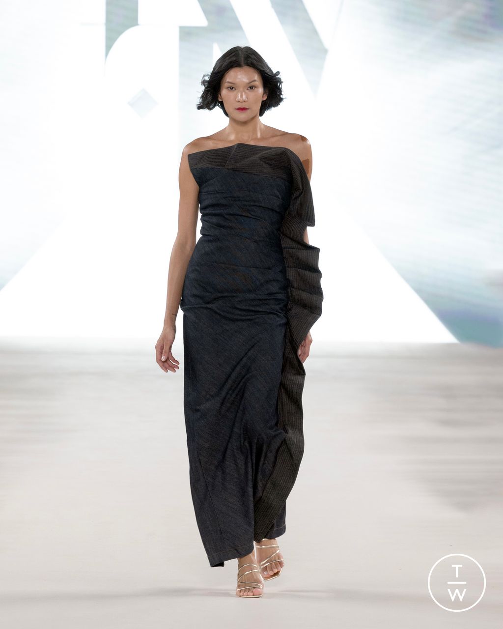 Fashion Week Paris Spring/Summer 2025 look 1 from the Mona Alshebil - Saudi 100 collection 女装