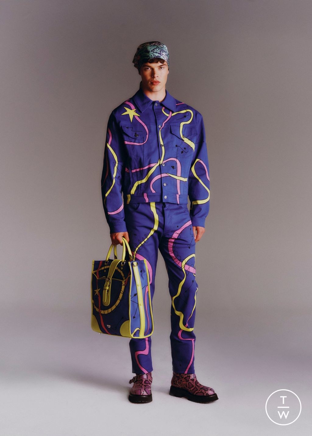 Fashion Week Milan Resort 2023 look 6 from the Moschino collection menswear