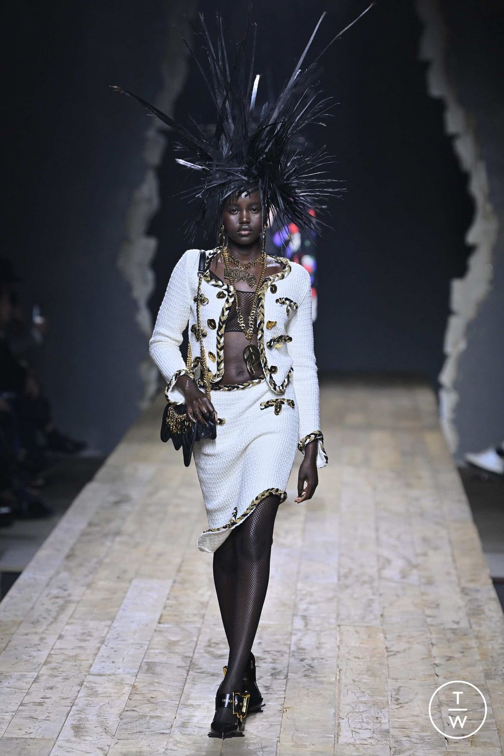 Fashion Week Milan Fall/Winter 2023 look 10 de la collection Moschino womenswear