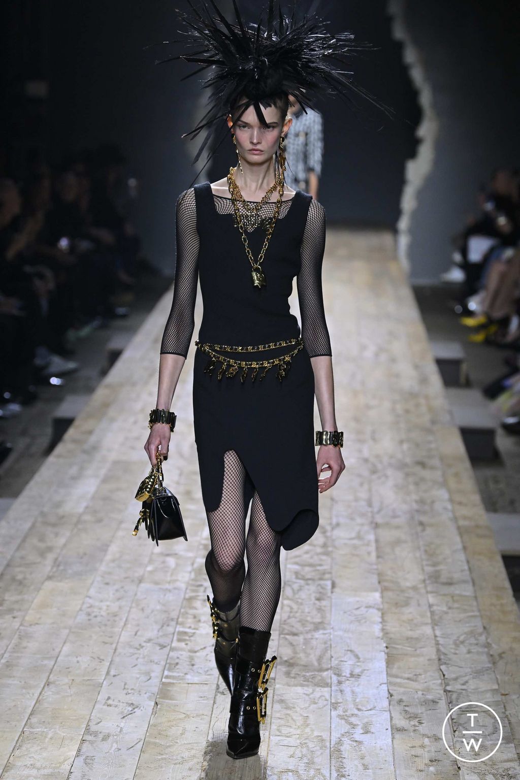 Fashion Week Milan Fall/Winter 2023 look 1 from the Moschino collection womenswear