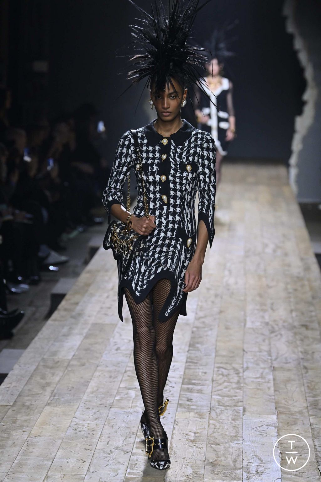 Fashion Week Milan Fall/Winter 2023 look 2 de la collection Moschino womenswear