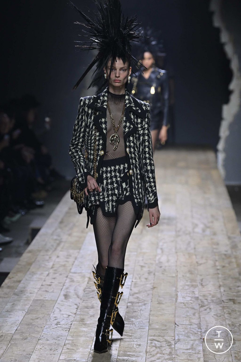 Fashion Week Milan Fall/Winter 2023 look 4 de la collection Moschino womenswear