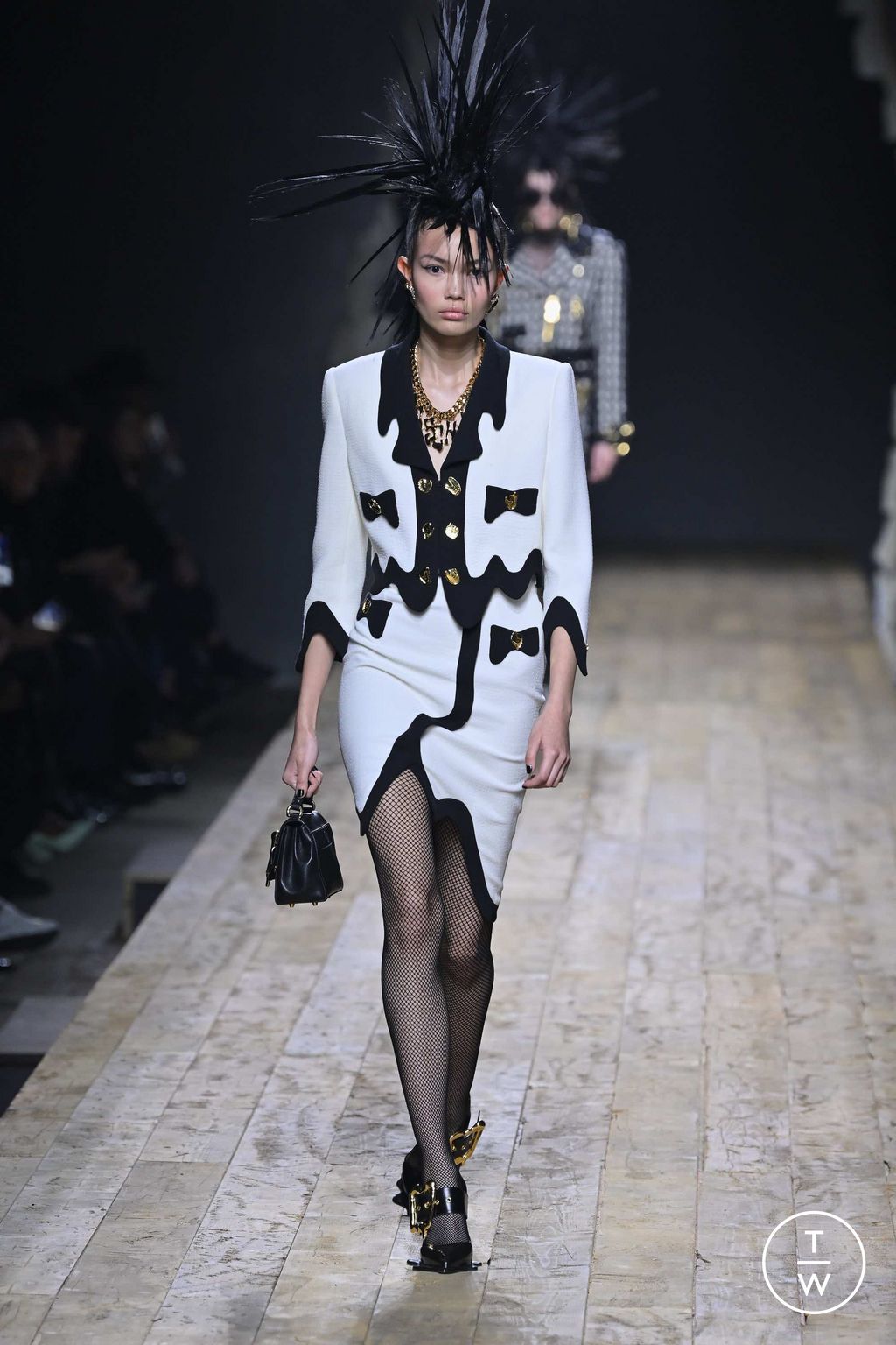 Fashion Week Milan Fall/Winter 2023 look 8 de la collection Moschino womenswear