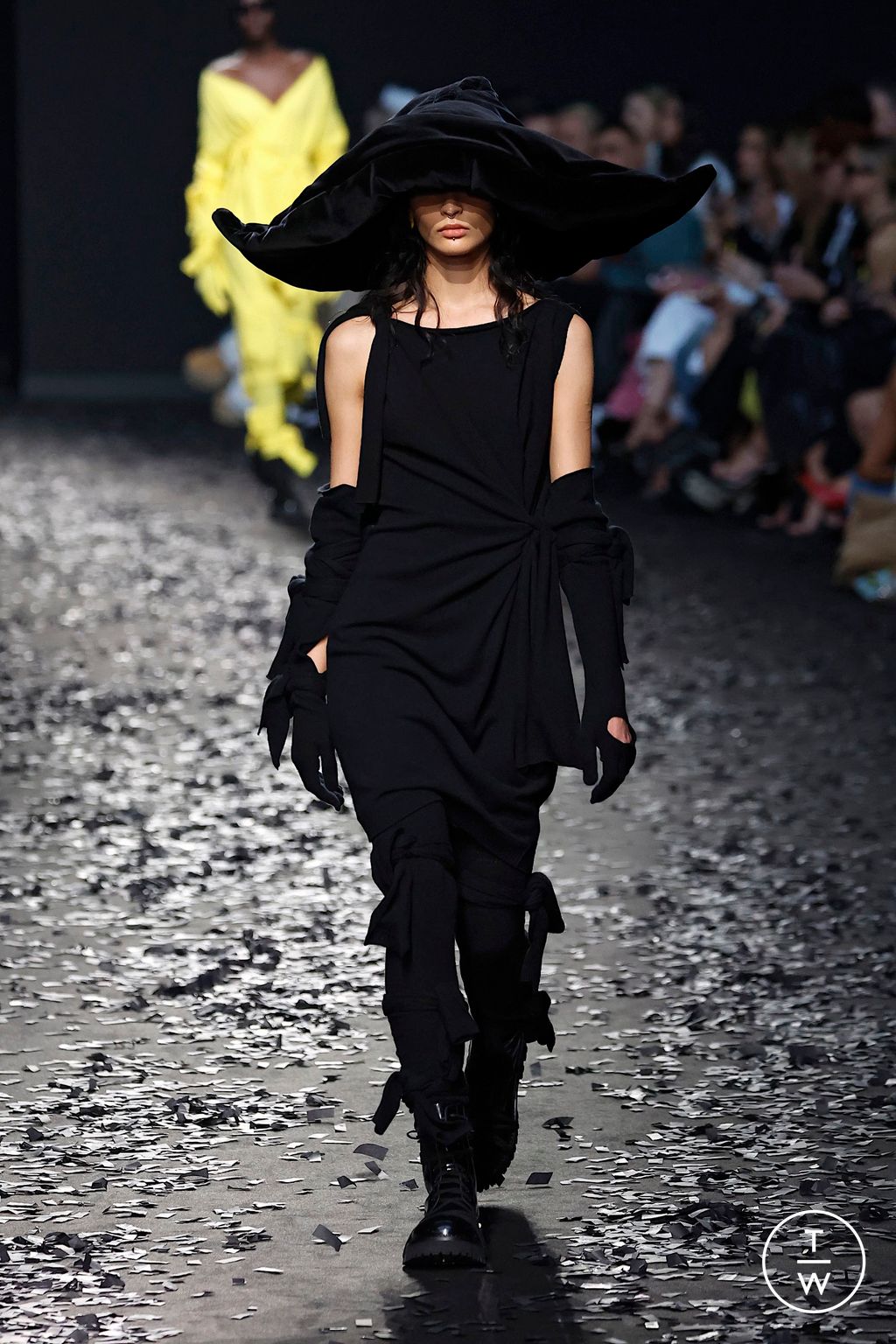 Fashion Week Milan Fall/Winter 2025 look 32 from the Moschino collection womenswear