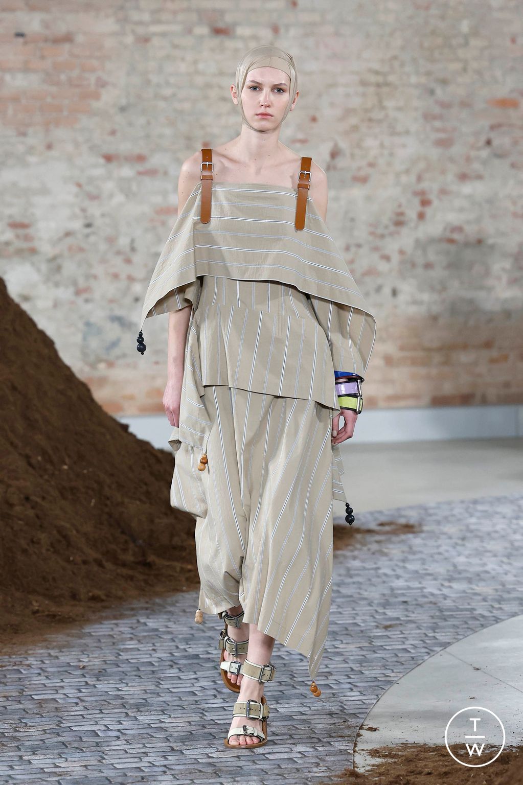 Fashion Week Milan Fall/Winter 2026 look 24 from the Moschino collection womenswear