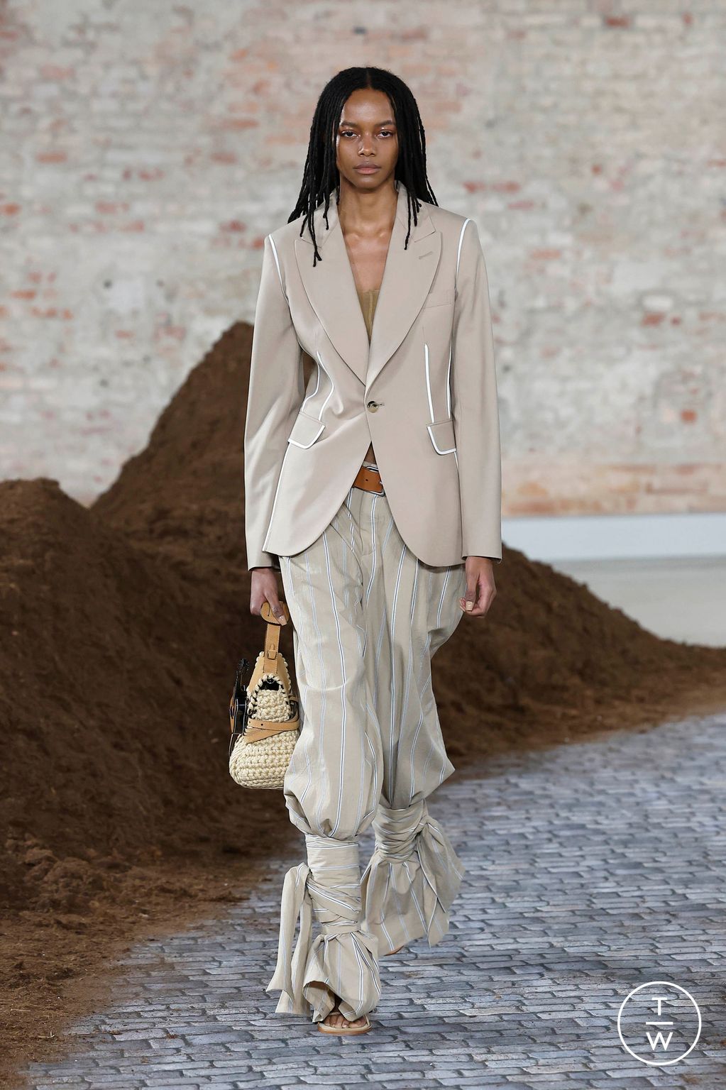 Fashion Week Milan Fall/Winter 2026 look 27 from the Moschino collection womenswear