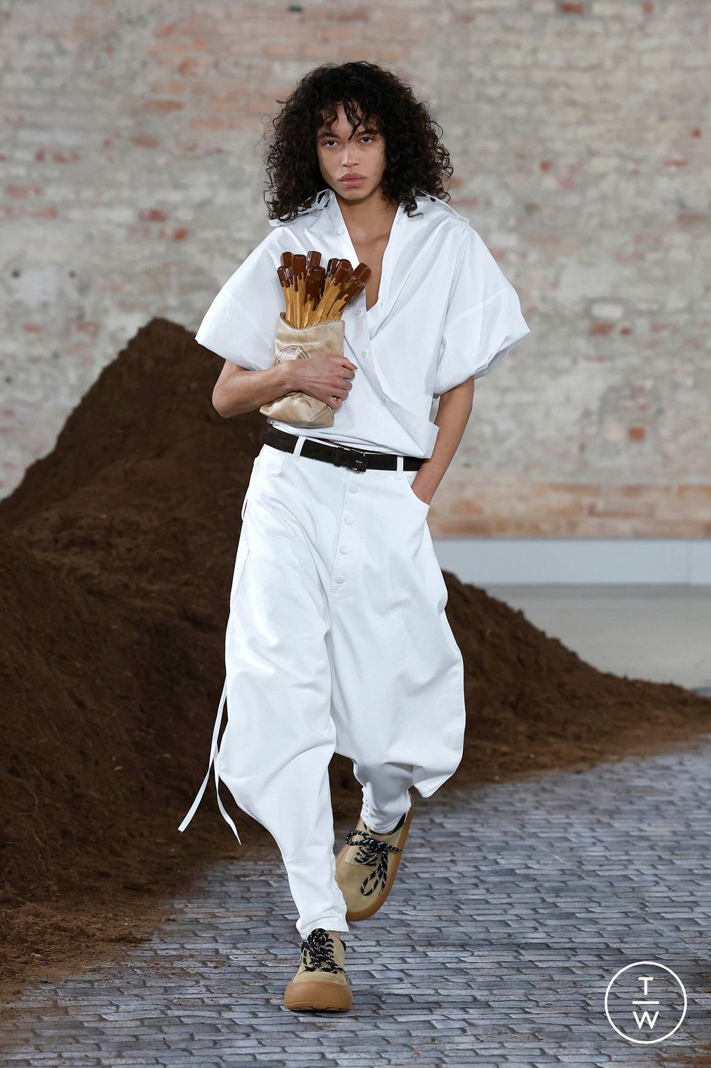 Fashion Week Milan Fall/Winter 2026 look 33 from the Moschino collection womenswear