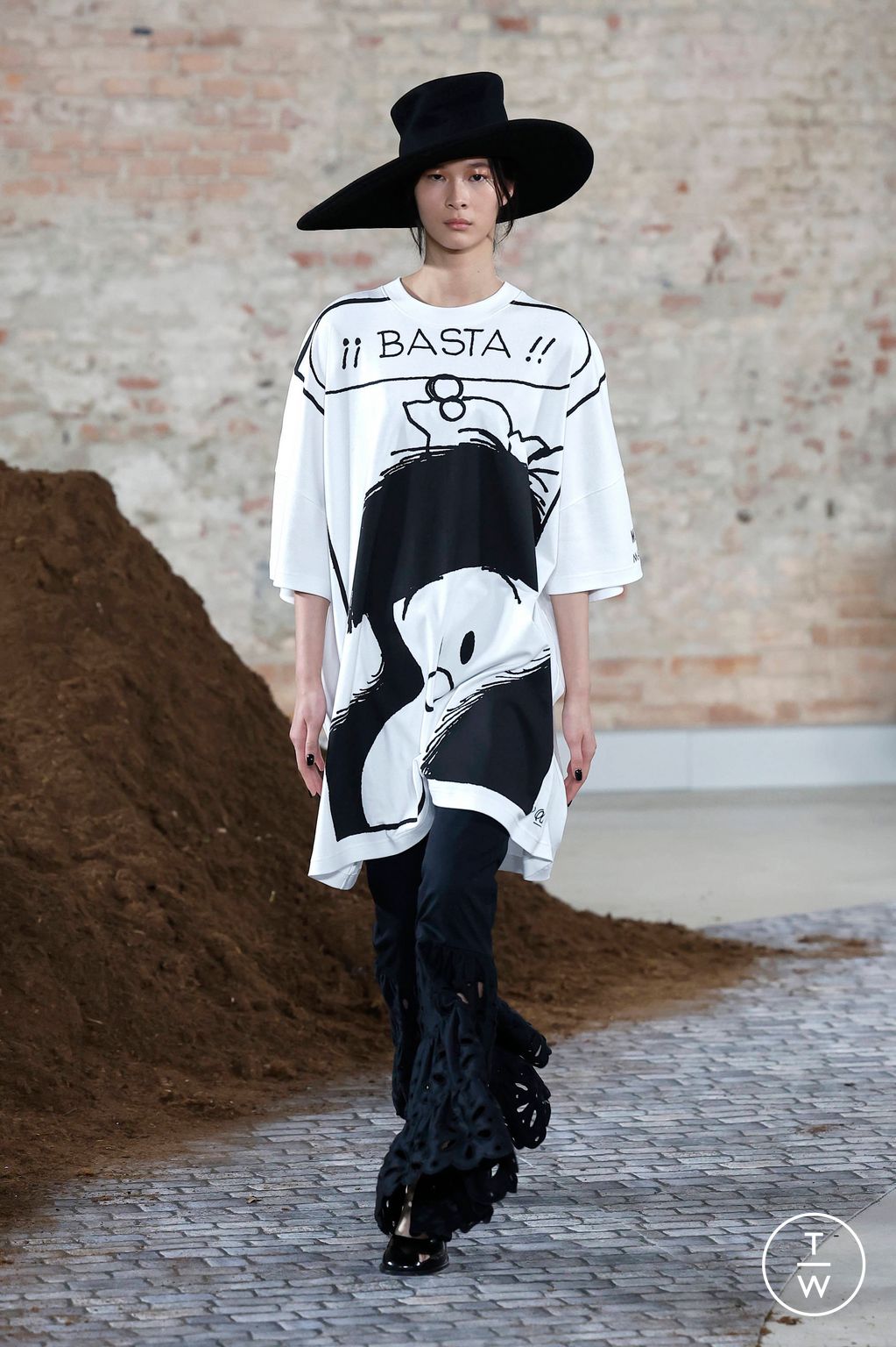 Fashion Week Milan Fall/Winter 2026 look 36 from the Moschino collection womenswear