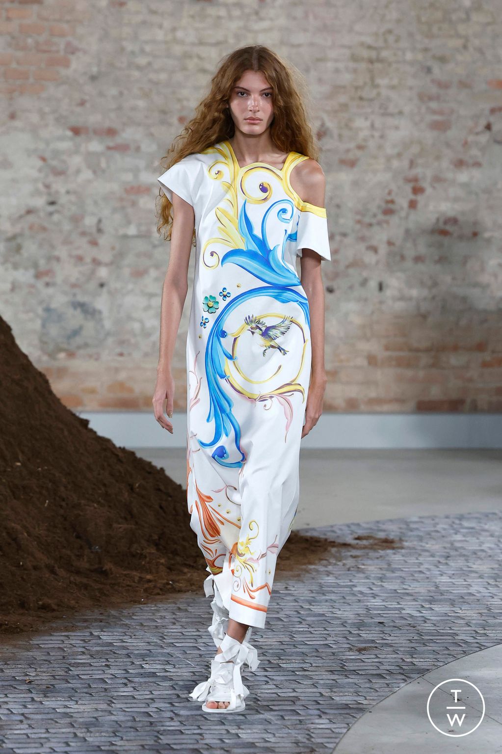 Fashion Week Milan Fall/Winter 2026 look 37 from the Moschino collection womenswear