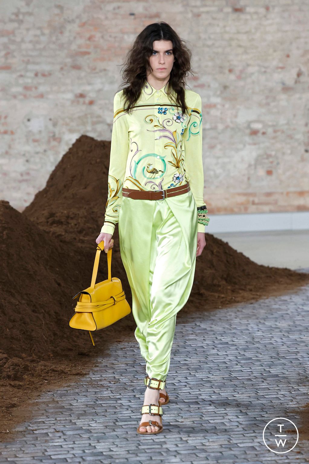 Fashion Week Milan Fall/Winter 2026 look 40 from the Moschino collection womenswear