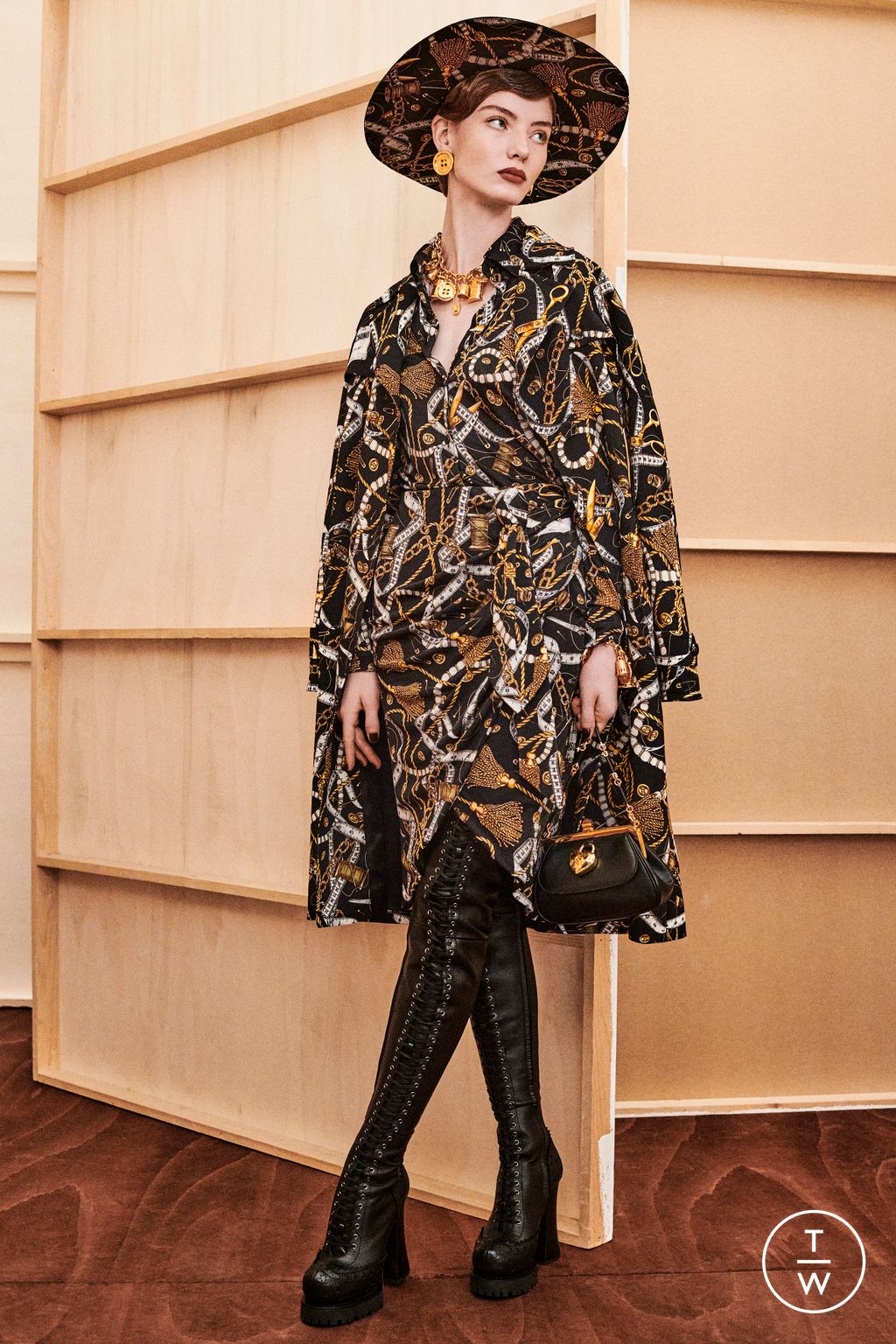 Fashion Week Milan Pre-Fall 2023 look 54 from the Moschino collection 女装