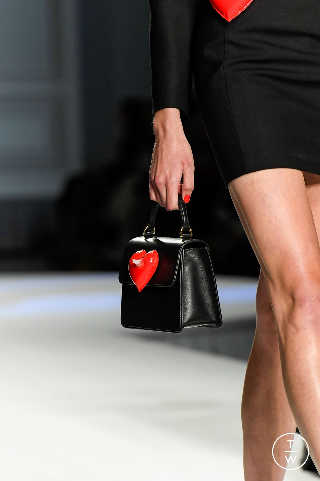 Fashion Week Milan Spring/Summer 2023 look 4 de la collection Moschino womenswear accessories