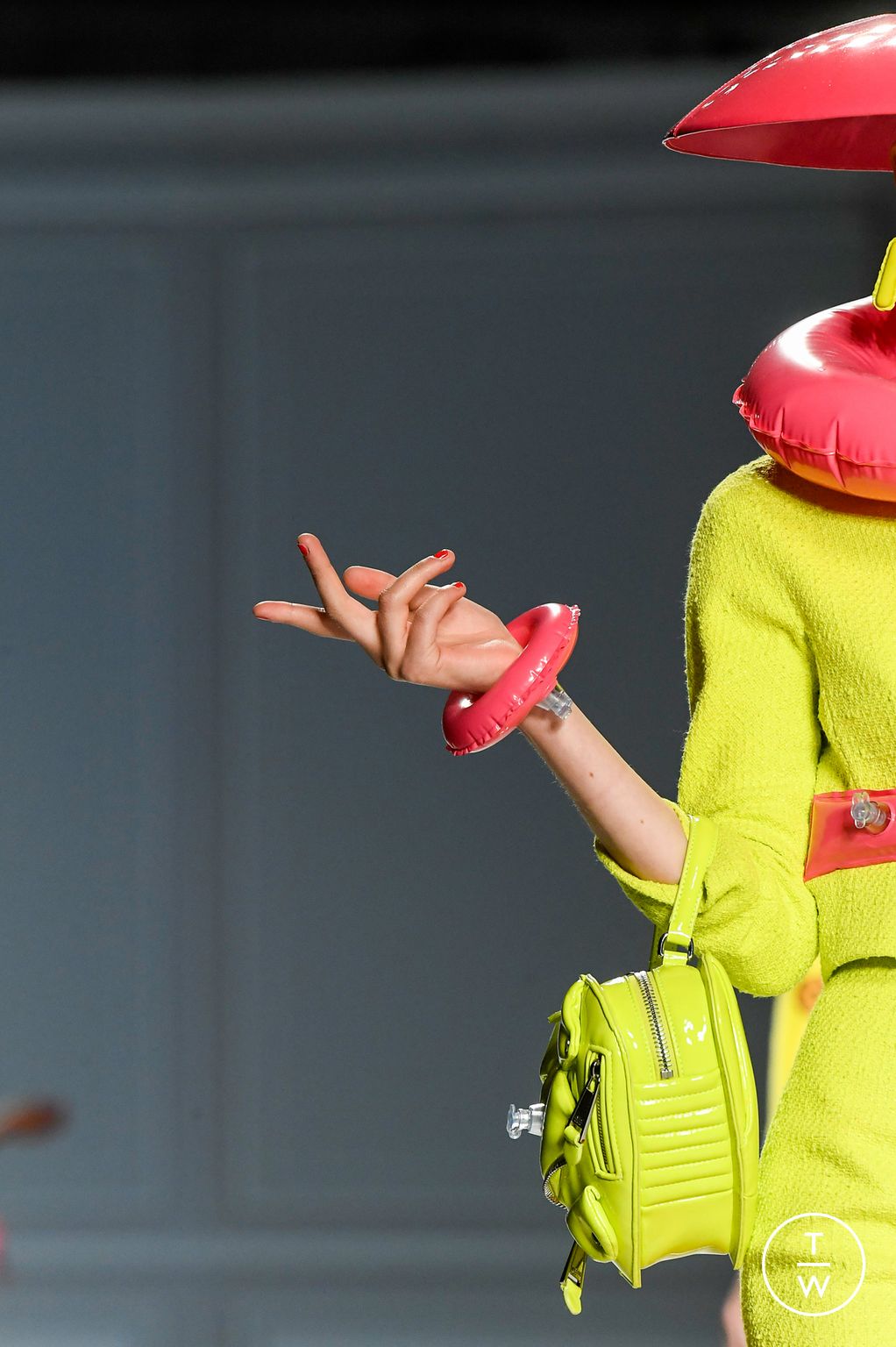 Fashion Week Milan Spring/Summer 2023 look 15 de la collection Moschino womenswear accessories