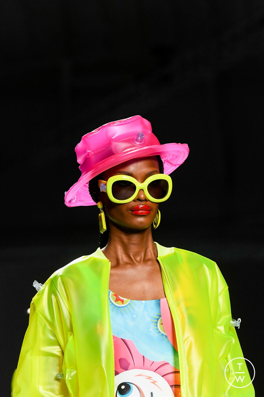 Fashion Week Milan Spring/Summer 2023 look 39 de la collection Moschino womenswear accessories