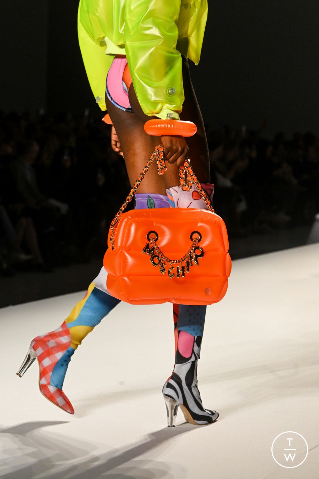 Fashion Week Milan Spring/Summer 2023 look 3 from the Moschino collection 女装配饰