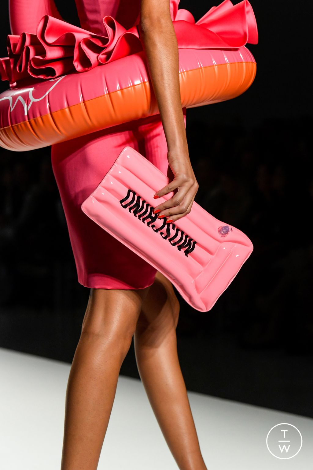 Fashion Week Milan Spring/Summer 2023 look 5 from the Moschino collection 女装配饰