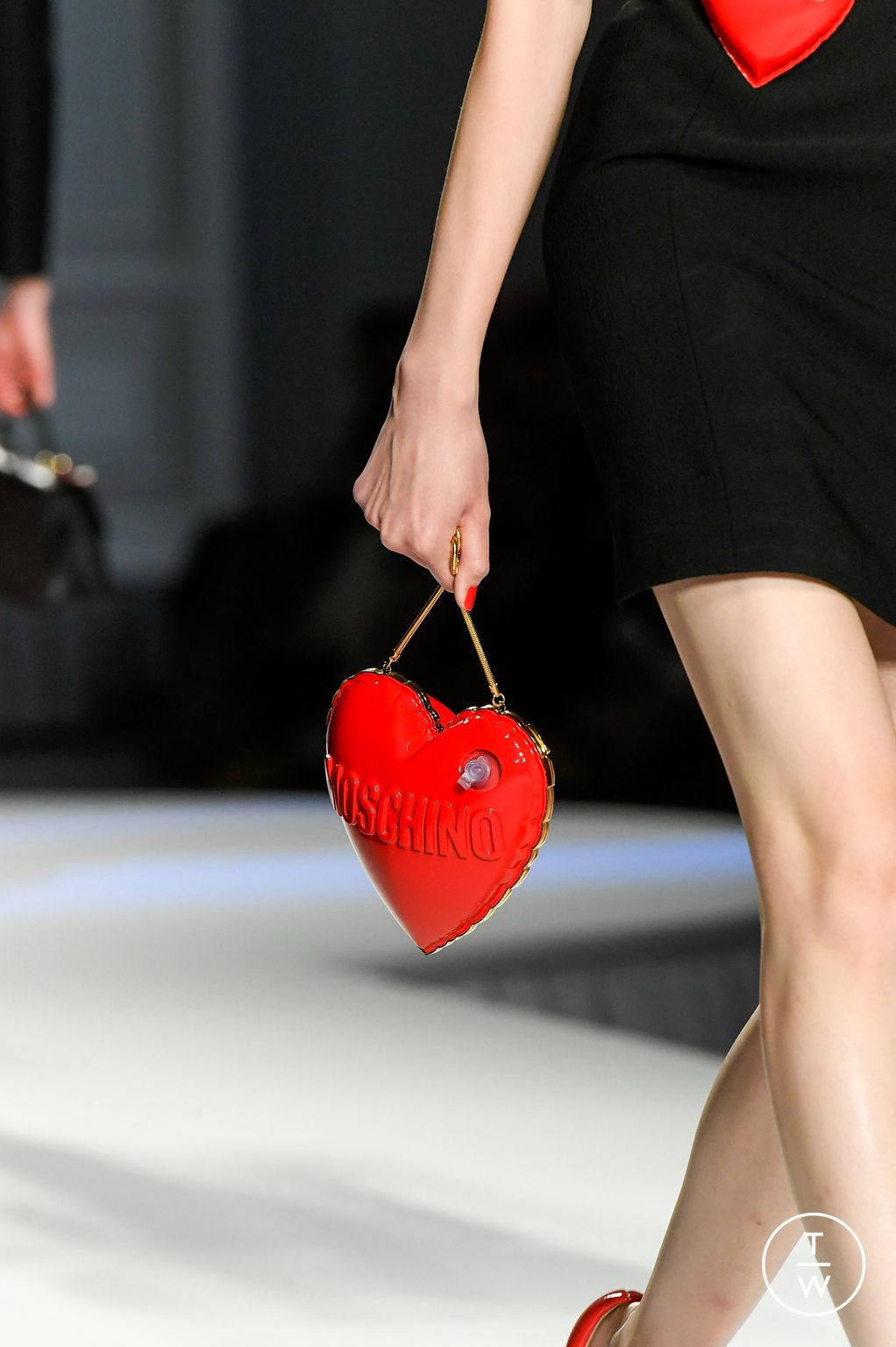 Fashion Week Milan Spring/Summer 2023 look 9 de la collection Moschino womenswear accessories