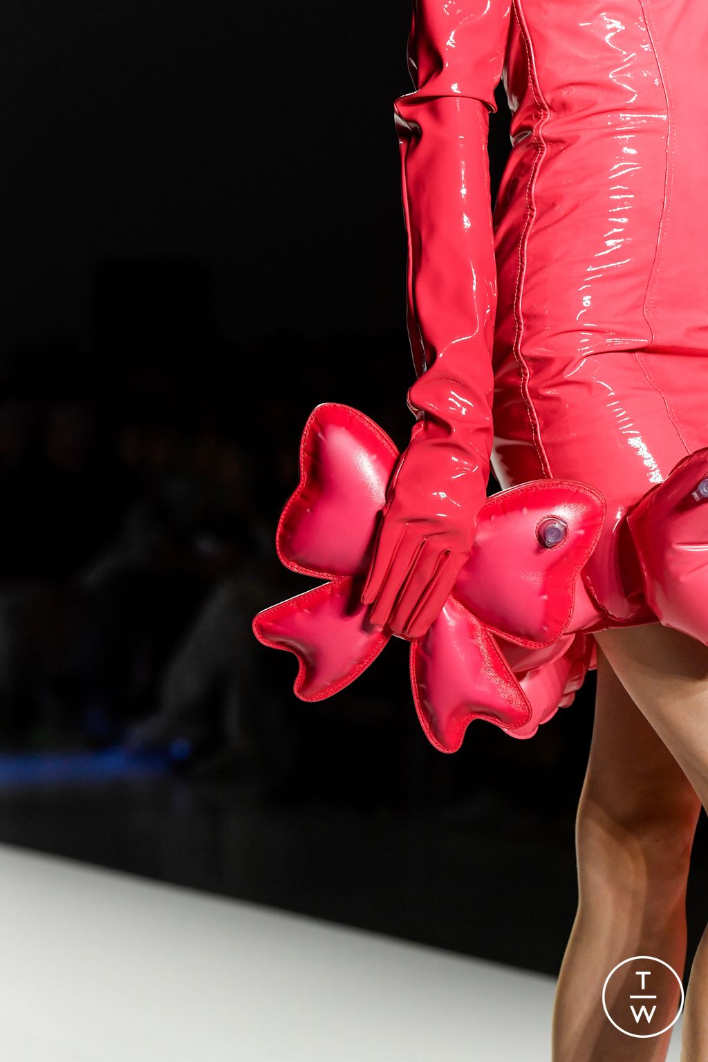 Fashion Week Milan Spring/Summer 2023 look 8 de la collection Moschino womenswear accessories