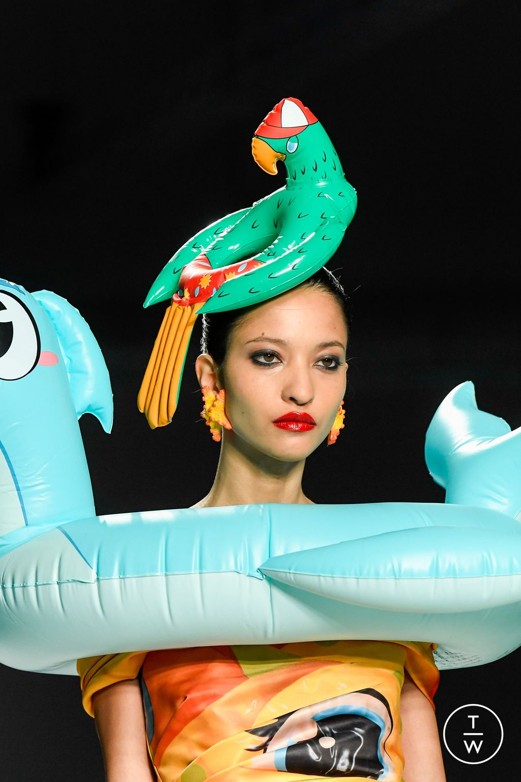 Fashion Week Milan Spring/Summer 2023 look 40 from the Moschino collection 女装配饰