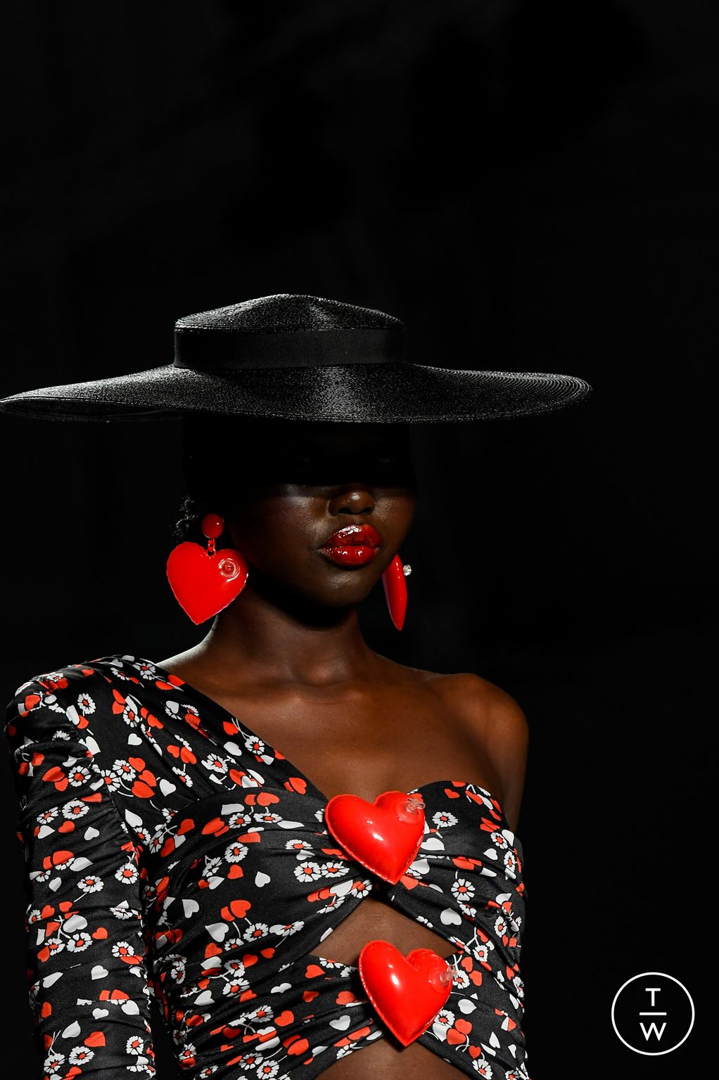 Fashion Week Milan Spring/Summer 2023 look 48 de la collection Moschino womenswear accessories