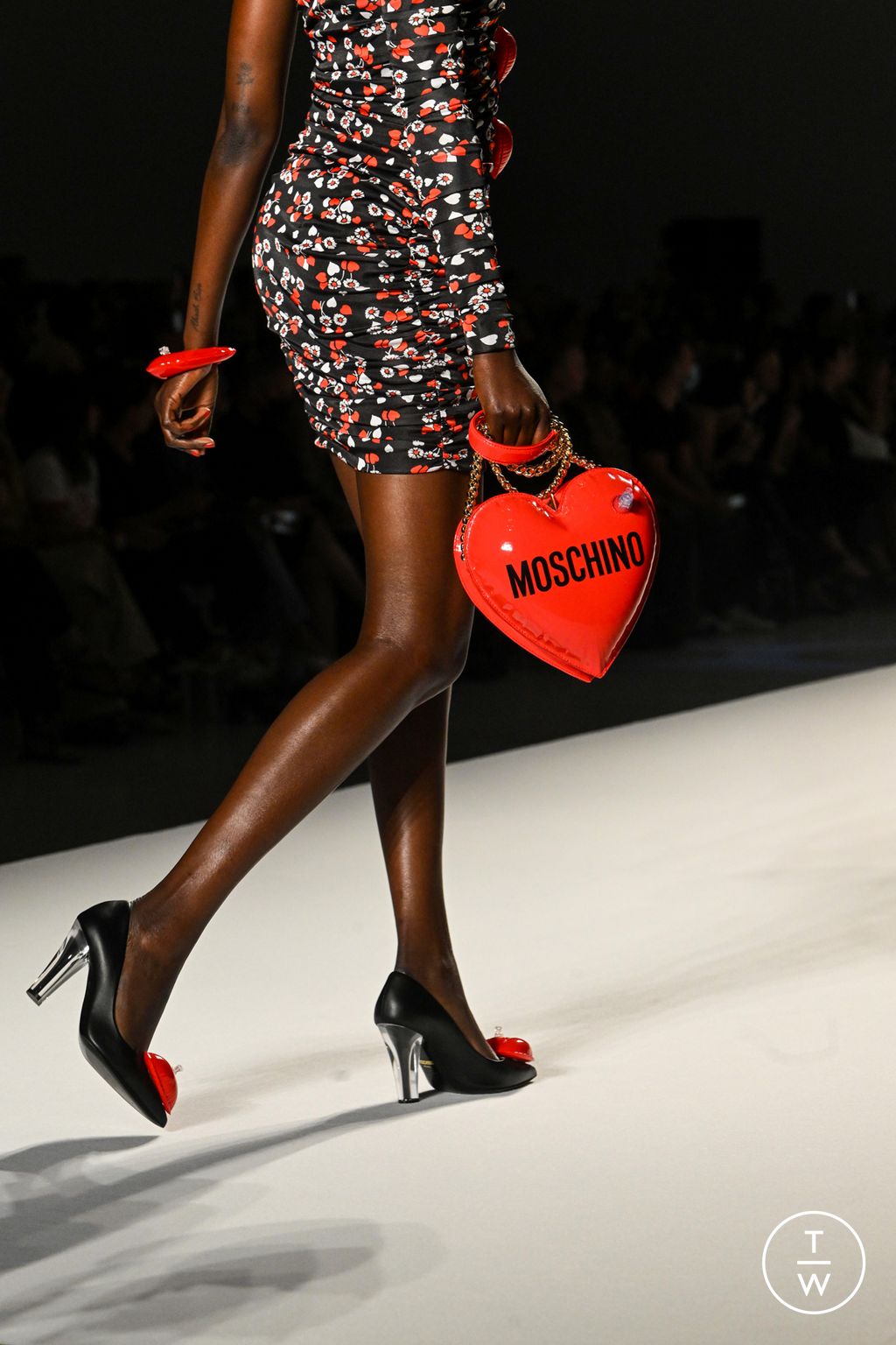 Fashion Week Milan Spring/Summer 2023 look 6 from the Moschino collection 女装配饰