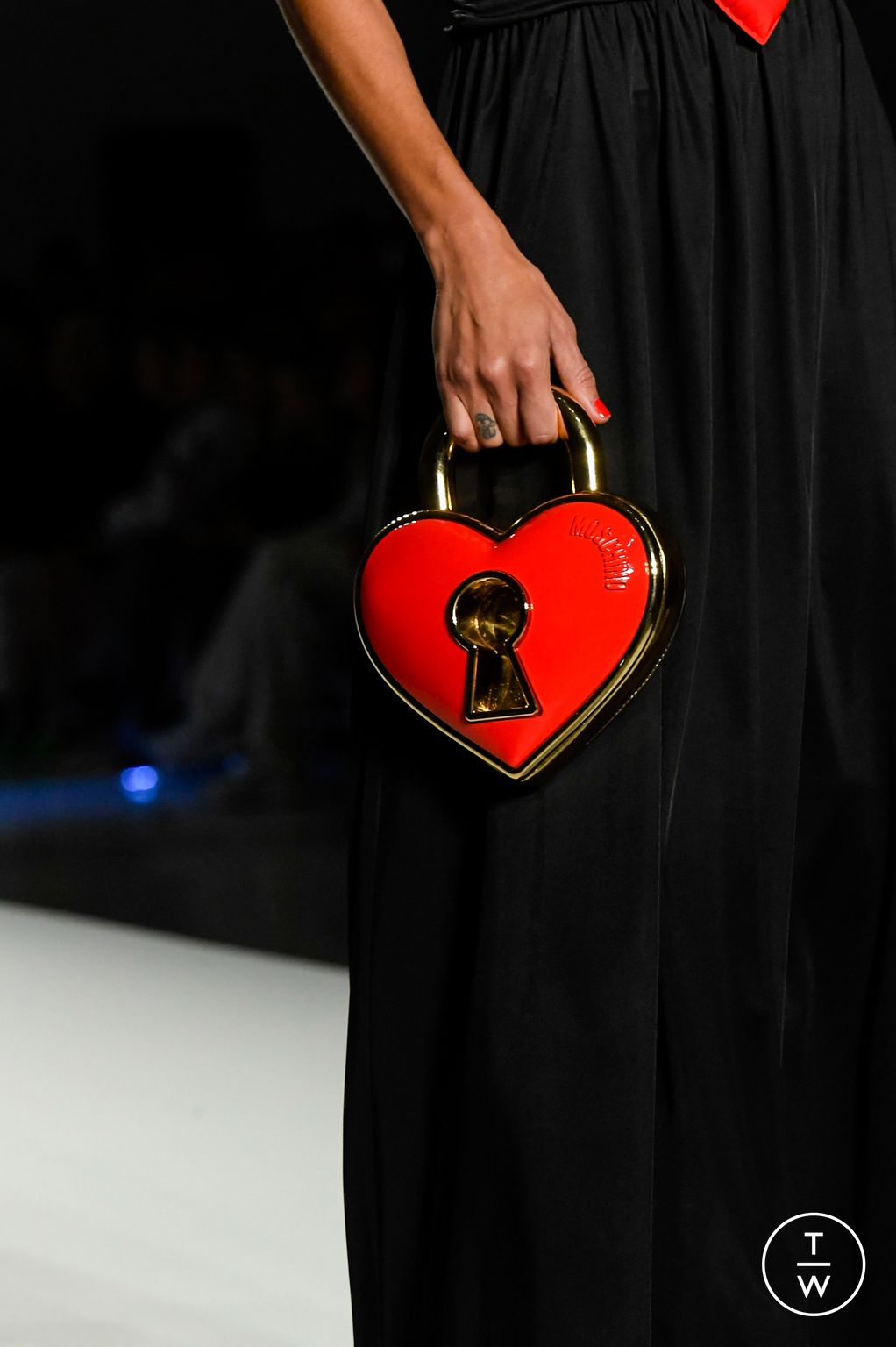 Fashion Week Milan Spring/Summer 2023 look 17 de la collection Moschino womenswear accessories