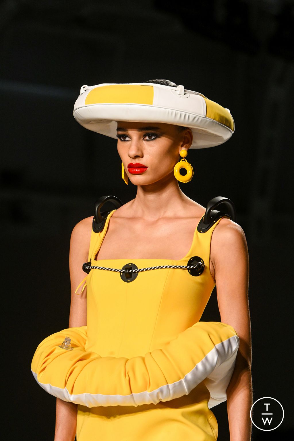 Fashion Week Milan Spring/Summer 2023 look 44 from the Moschino collection 女装配饰