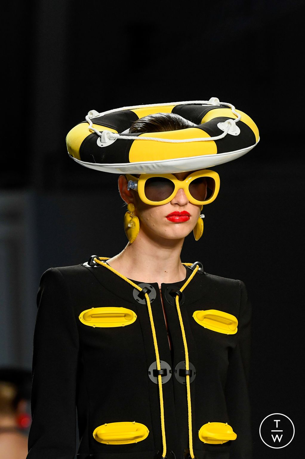 Fashion Week Milan Spring/Summer 2023 look 45 from the Moschino collection 女装配饰