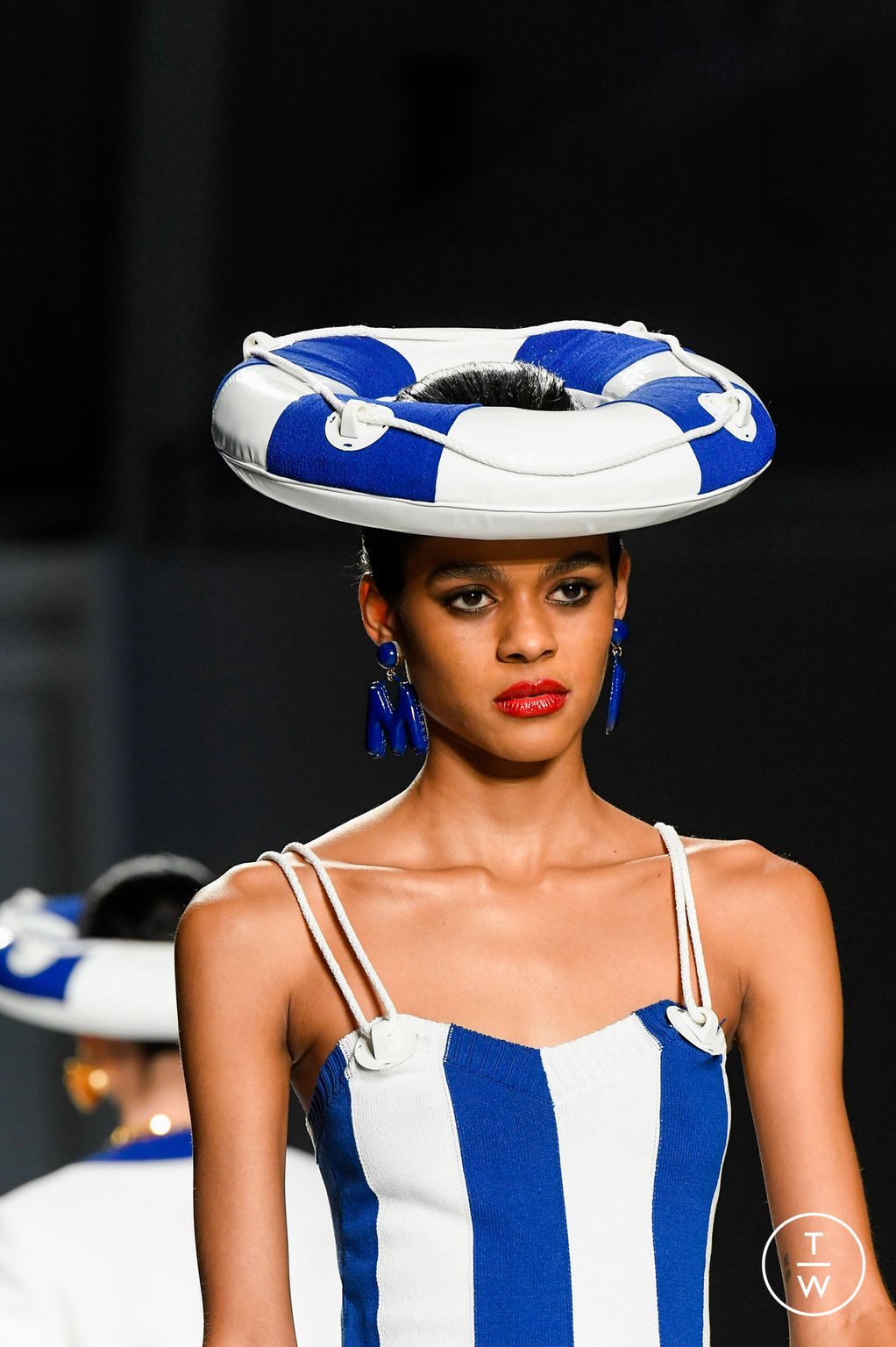 Fashion Week Milan Spring/Summer 2023 look 35 from the Moschino collection 女装配饰