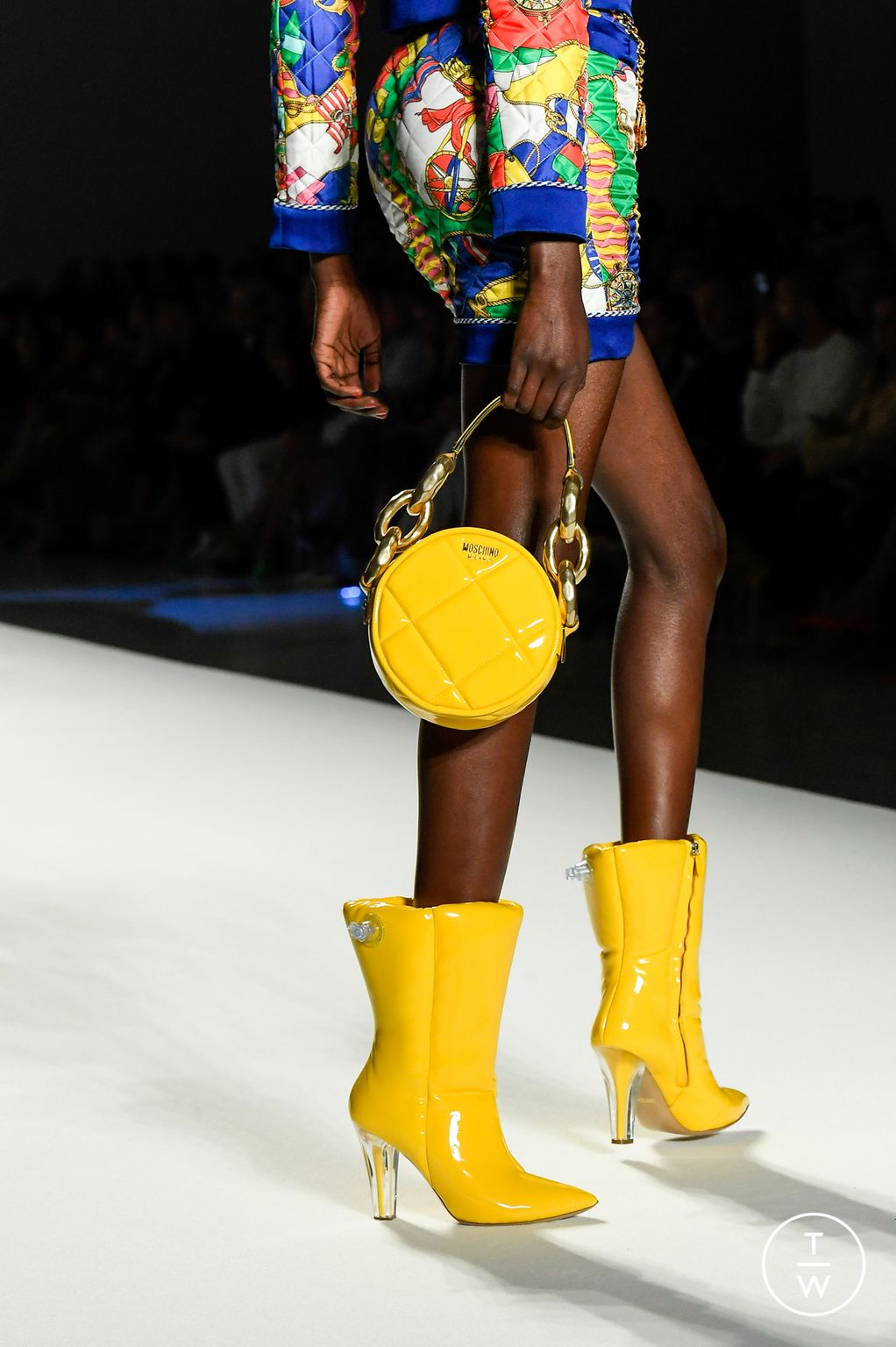 Fashion Week Milan Spring/Summer 2023 look 20 de la collection Moschino womenswear accessories