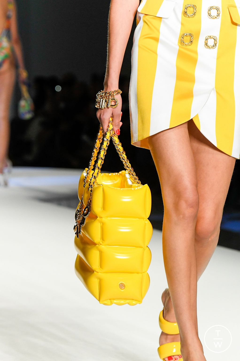 Fashion Week Milan Spring/Summer 2023 look 14 de la collection Moschino womenswear accessories