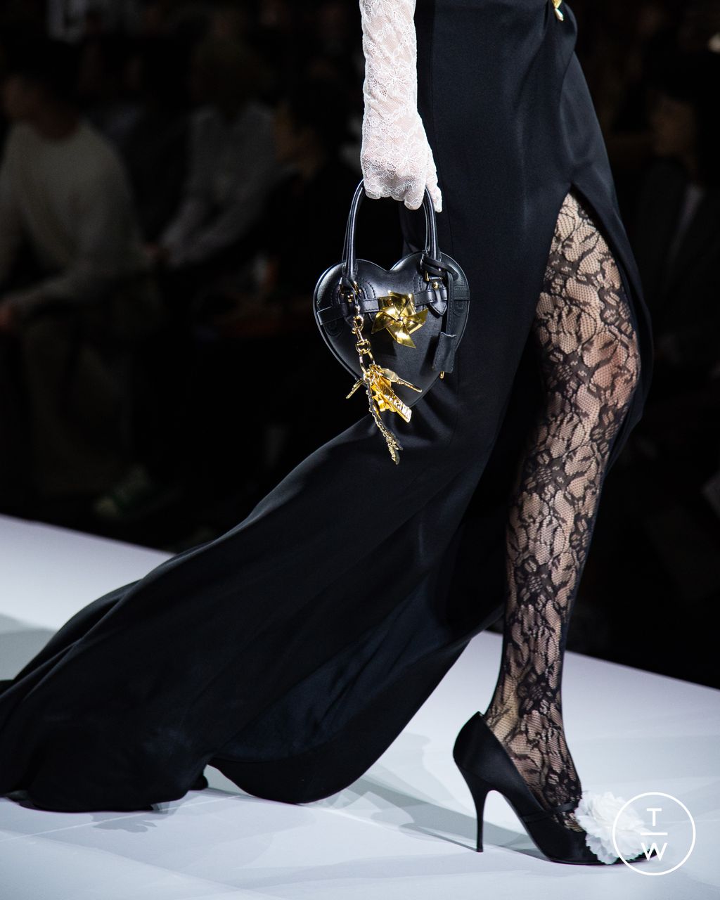 Fashion Week Milan Spring/Summer 2024 look 1 de la collection Moschino womenswear accessories