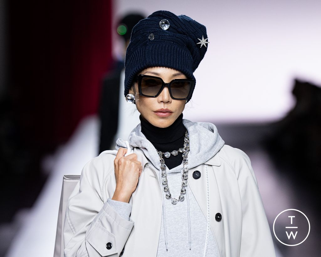 Fashion Week Milan Spring/Summer 2024 look 27 from the Moschino collection 女装配饰
