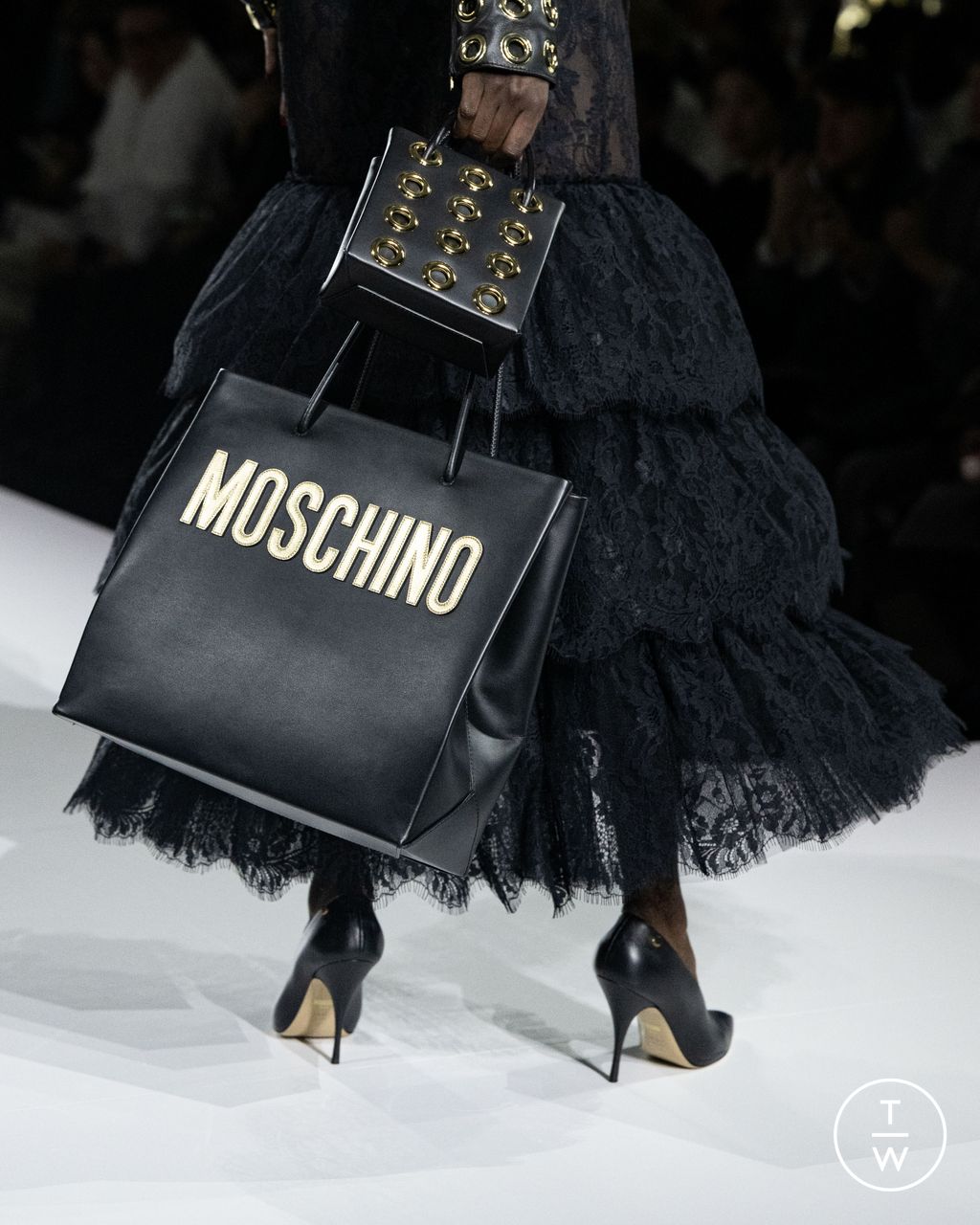 Fashion Week Milan Spring/Summer 2024 look 7 de la collection Moschino womenswear accessories