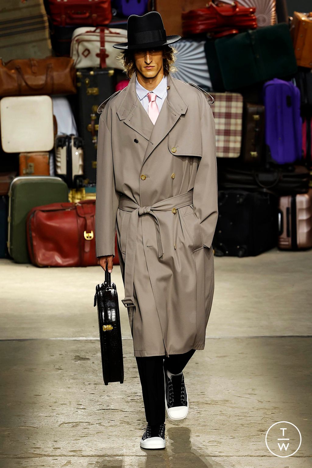 Fashion Week Milan Spring-Summer 2025 look 1 from the Moschino collection 男装