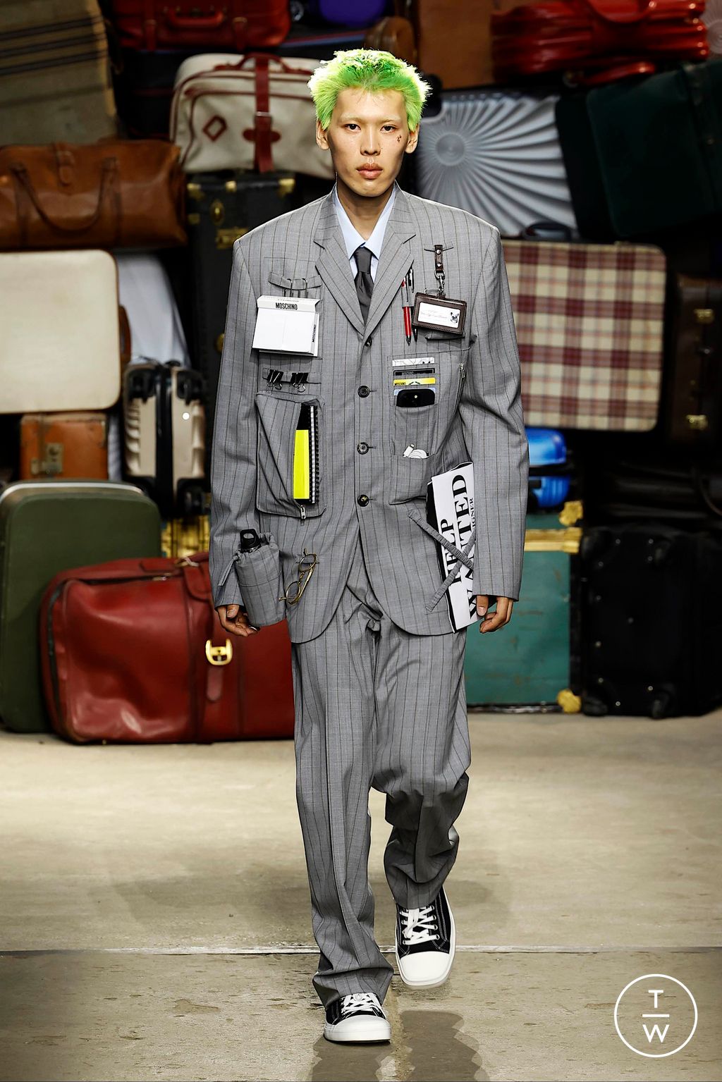 Fashion Week Milan Spring-Summer 2025 look 3 from the Moschino collection 男装