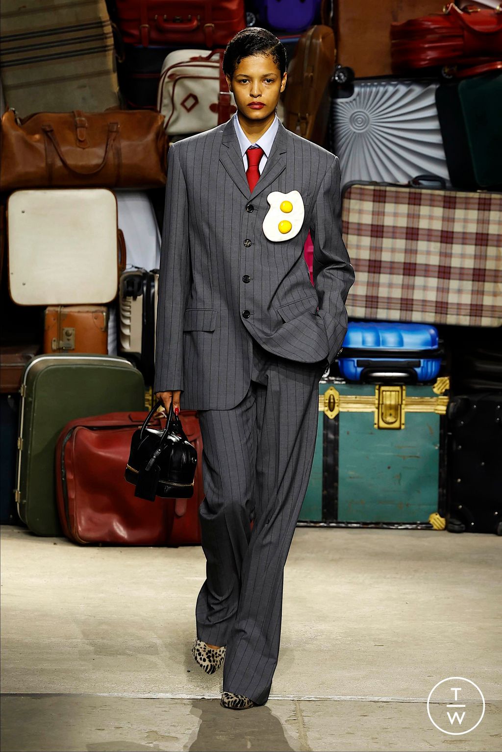 Fashion Week Milan Spring-Summer 2025 look 5 from the Moschino collection menswear