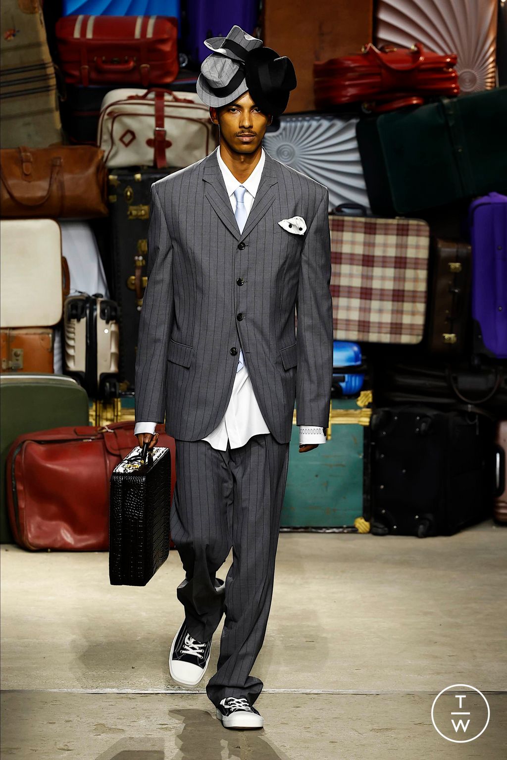 Fashion Week Milan Spring/Summer 2025 look 7 de la collection Moschino menswear